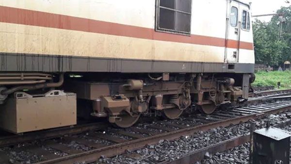 పట్టాలు తప్పిన గరీబ్‌రథ్ ఎక్స్‌ప్రెస్.. ఘటనాస్థలికి చేరుకొన్న రైల్వే సిబ్బంది