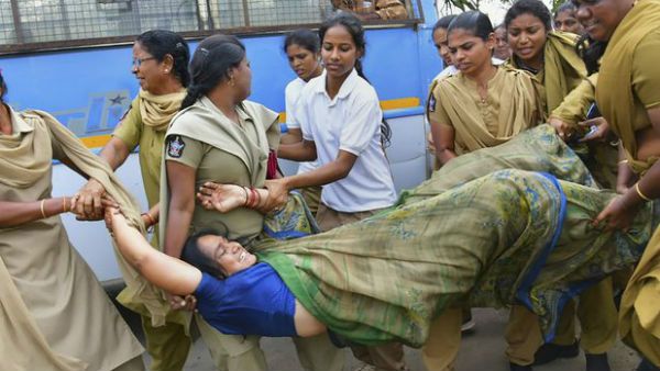 తుళ్లూరులో మహిళా కమిషన్‌ విచారణ: కన్నీటి పర్యంతం: పోలీసులపై ఫిర్యాదు..!