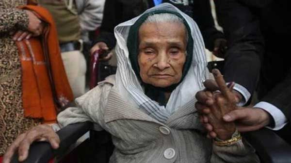 ఢిల్లీ అసెంబ్లీలో ఓటేసిన శతాధిక వృద్ధురాలు, పుష్పగుచ్చం అందజేసిన అధికారులు