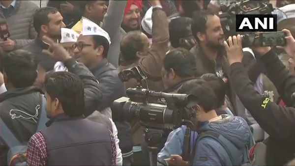 ఢిల్లీలో ఆప్ లీడ్‌పై కార్యకర్తల కోలాహలం,మిఠాయి తినిపించుకొని సంబరాలు