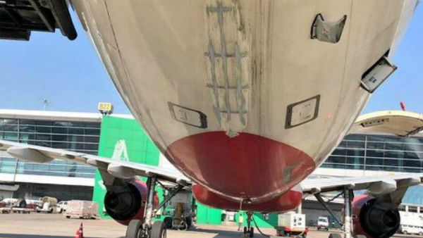 తప్పిన పెను ప్రమాదం: టేకాఫ్ సమయంలో రన్‌వేపైకి జీపు... ధ్వంసమైన ఎయిరిండియా విమానం