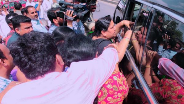 Amaravati: జగన్ ఆరాధ్య ఆధ్యాత్మిక గురువుకు చేదు అనుభవం: రైతులు అడ్డుకున్న వైనం..!