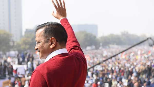 సీఎంగా మూడోసారి ప్రమాణం: పాటపడిన అరవింద్ కేజ్రీవాల్(వీడియో)