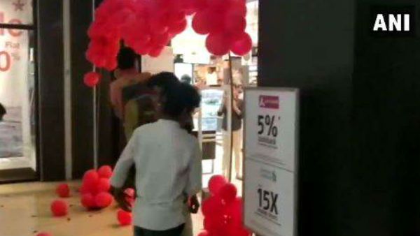 వాలెంటైన్స్ డే: షాపింగ్ మాల్స్‌లో విధ్వంసం: ఐదుగురు భజరంగ్ దళ కార్యకర్తల అరెస్ట్