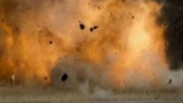 లక్నో కోర్టు వద్ద బాంబు పేలుడు: ముగ్గురు న్యాయవాదులకు గాయాలు