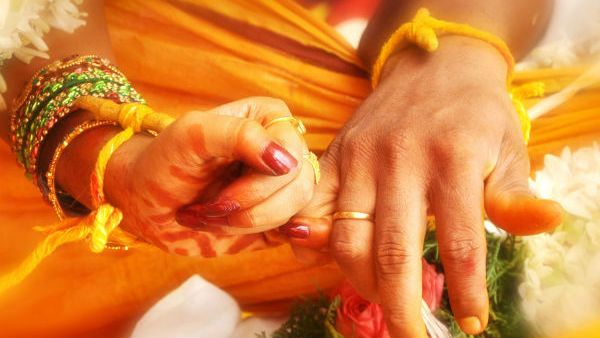 ఇది విన్నారా ? లవ్: ముహూర్తం చీరకు అంచు బాగలేదని పెళ్లి నిలిపేసిన పెళ్లి కుమార్తె, ఇంత పొగరా !