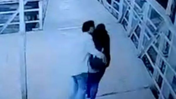 రైల్వే బ్రిడ్జిపై ఒంటరిగా కనిపిస్తే చాలు, వెనకాల కొట్టి, ముద్దిచ్చే నీచుడి అరెస్ట్ (వీడియో)