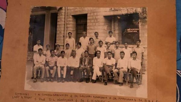 కాలేజీ రోజులు..ఆనాటి స్నేహాలు: చంద్రబాబు గ్రూప్ ఫొటోలు: కుప్పంలో దొరికాయట..!