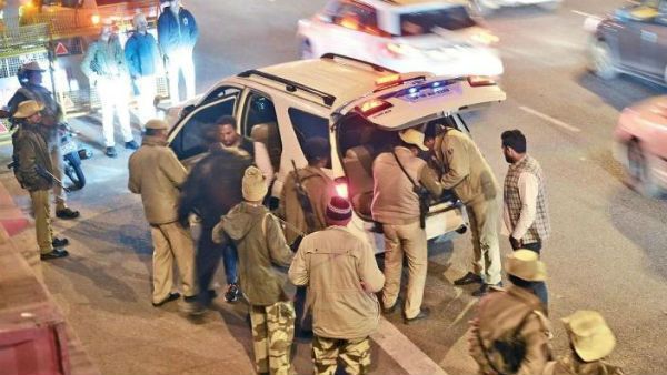 ఢిల్లీ దంగల్: మద్యం, డ్రగ్స్, గన్స్‌...బాబోయ్ ఢిల్లీ ఎన్నికలు.. మైండ్ బ్లాక్..!