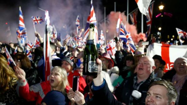 ఈయూ నుంచి వైదొలిగిన బ్రిటన్: నవశకానికి నాంది అంటోన్న మద్దతుదారులు, పార్లమెంట్ వద్ద సంబరాలు