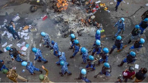 delhi violence: మసీదు, దర్గా ధ్వంసం, తర్వాత నిప్పు, మాస్క్ ధరించి, వ్యానులో వచ్చిన దుండగులు..