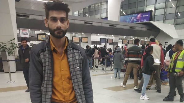 స్మగ్లర్ల తెలివి అతి: మటన్ కూర..వేరుశనగలు..బిస్కెట్ పాకెట్లలో రూ.45 లక్షలు: ఎయిర్‌పోర్టులో..!