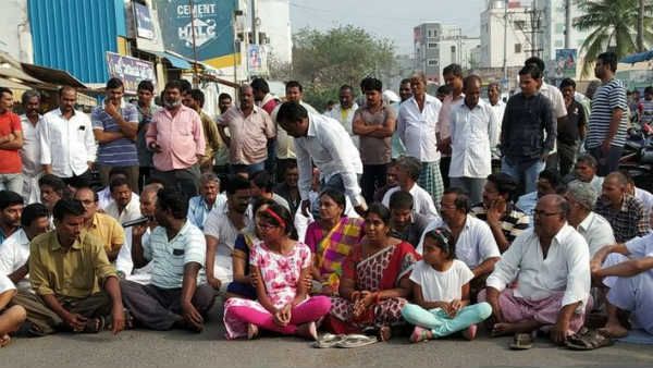 అమరావతి పోరు ..55 వ రోజు .. 70కి పైగా దేశాల ఎన్‌ఆర్‌ఐల మద్దతు ..151 గంటల రైతుల దీక్షలు భగ్నం