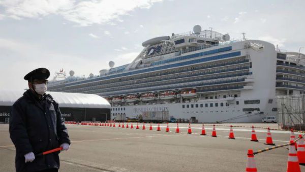 జపాన్ నౌకలో కరోనా కలకలం: ఇద్దరు భారతీయ సిబ్బందికి పాజిటివ్, వైద్య పరీక్షలు