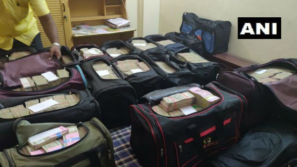 బ్యాగుల నిండా.. కట్టలుగా: రూ.77 కోట్లు సీజ్: హీరో విజయ్‌, నిర్మాతకు సమన్లు: ఉలిక్కిపడ్డ కోలీవుడ్.. !