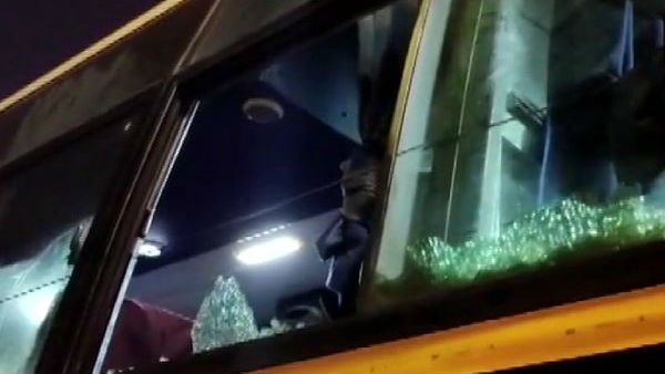 కర్ణాటక బంద్ : మంగళూరులో ఆంధ్రా బస్సుపై రాళ్ల దాడి.. అసలేంటీ బంద్..?