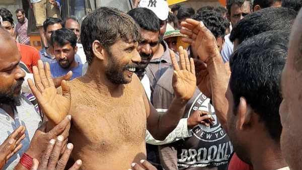 బోరుబావిలో..15 అడుగుల లోతులో: సజీవంగా తిరిగొచ్చిన యువకుడు.. !