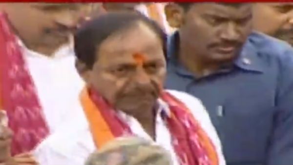 వనదేవతలను దర్శించుకొన్న సీఎం కేసీఆర్, పట్టువస్త్రాలు, నిలువెత్తు బంగారం సమర్పణ