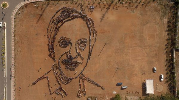 కేసీఆర్ బర్త్‌డే పిక్: 2600 మందితో..120 అడుగుల ఎత్తు నుంచి క్లిక్.. వైరల్!