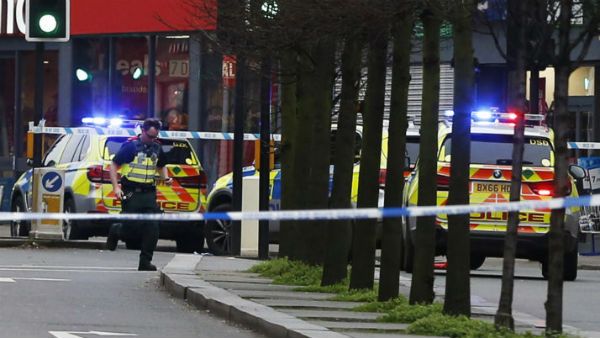 కత్తితో యువకుడి వీరంగం: బెల్ట్ బాంబు ఉందంటూ బెదిరింపు: ఉగ్రవాదిగా అనుమానం.. కాల్చివేత..!