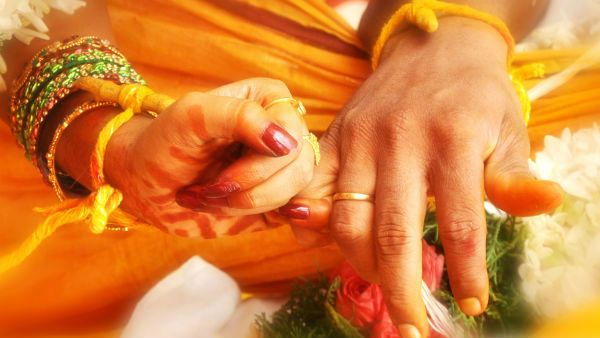 ముచ్చటగా మూడో పెళ్లి, పెళ్లిలో పెళ్లి కొడుకుని తరిమి తరిమి కొట్టిన మొదటి భార్య, ఎంత మంది రా ? !