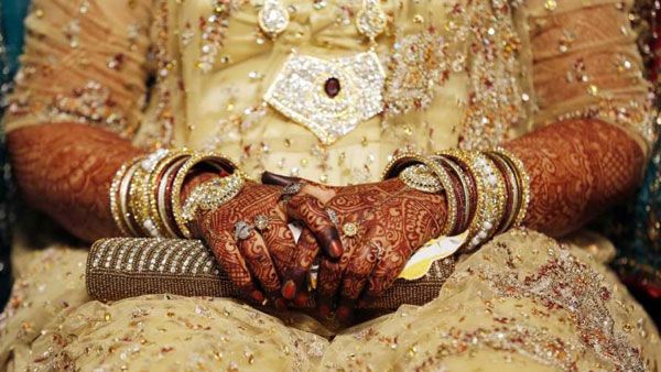 కరోనావైరస్ ఎఫెక్ట్ : వక్రీకరించిన విధి.. వరుడు లేకుండా వధువుతోనే మ్యారేజ్ రిసెప్షన్