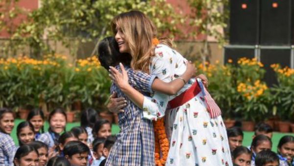 విద్యార్థుల డ్యాన్స్‌కు ఫిదా, పెయింటింగ్స్ చూసి ముగ్ధురాలైన మెలానియా ట్రంప్..