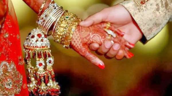 కొత్త వ్యక్తులతో భార్య ఫోన్ లో బిజీబిజీ, చెప్పినా మాట వినలేదు, గొంతులు చీల్చి హత్యలు, డోంట్ కేర్ !