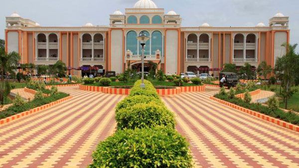 Save Amaravati నిరసనల ఎఫెక్ట్: నలుగురు నాగార్జున వర్శిటీ విద్యార్థులపై సస్పెన్షన్ వేటు..!