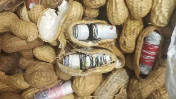 వామ్మో.. పల్లిలో కరెన్సీ.. బిస్కెట్ ప్యాకెట్లలోనూ ఫారిన్ నగదు...