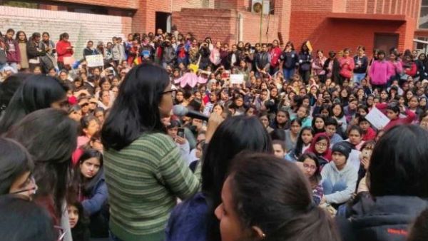 అమ్మాయిలను చూస్తూ హస్త ప్రయోగం చేసిన పోకిరీల గుర్తింపు, పది మంది అరెస్ట్