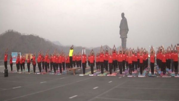 Leap Day-2020: స్టాచ్యూ ఆఫ్ యూనిటీ వద్ద 182 మంది యోగాభ్యాసకుల 108 సూర్య నమస్కరాలు..