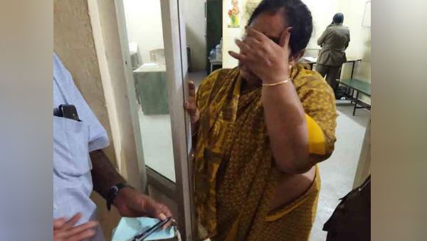 అధికార పార్టీ ఆంటీ హైటెక్ వ్యభిచారం, బెంగళూరు అమ్మాయిలు, ఏం కావాలి? ఎంత కావాలి ?, కేసుల్లేవ్!