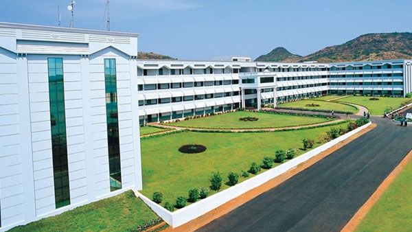 సచివాలయం లోకేషన్ ఛేంజ్: మిలీనియం టవర్ కాదట: మాజీ ముఖ్యమంత్రి అల్లుడి కాలేజీలో..?