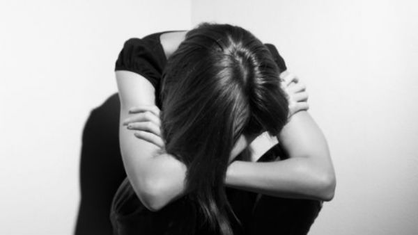 బర్త్‌డే పార్టీలో పైశాచికత్వం: ఆ సింగర్‌ పై అత్యాచారయత్నం... నగ్నంగా డ్యాన్స్ చేయాలంటూ..!