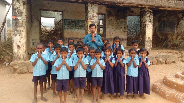 శిథిలావస్తలో చదువుల దేవాలయం.. తమ స్కూలును కాపాడాలంటూ విద్యార్థుల విజ్ఞప్తి