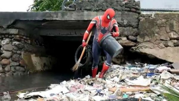 సలాం స్పైడర్ మ్యాన్: చెత్తను తొలగించి పర్యావరణంపై అవగాహన కల్పిస్తున్న సాలీడు మనిషి