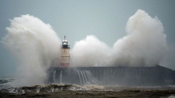 బ్రిటన్‌‌కు సియారా తుఫాను ముప్పు: గంటకు 100 మైళ్ల వేగంతో వీస్తున్న గాలులు