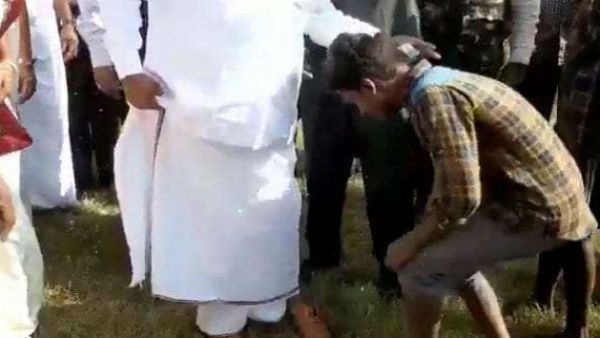 వీడియో వైరల్: హవ్వా.. ఒక మంత్రి చేయాల్సిన పనేనా ఇది..గిరిజన బాలుడితో..!