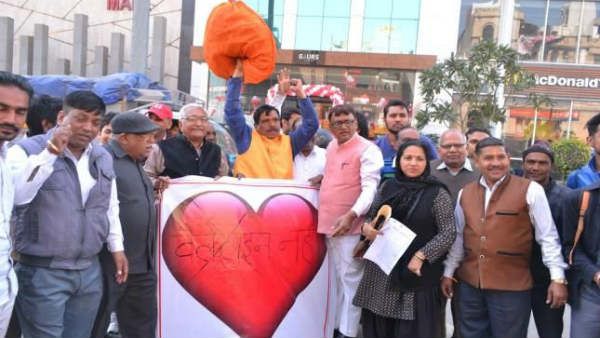 పార్కుల్లో కనిపించే ప్రేమికులకు కొత్త పాఠాలు నేర్పిస్తున్న భజరంగ్‌దళ్