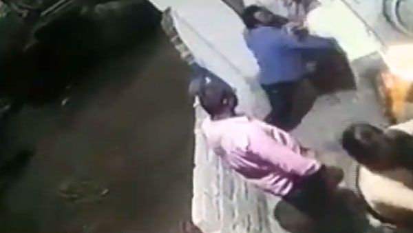 వేములవాడలో భగ్గుమన్న కక్షలు: వార్డు కౌన్సిలర్ తమ్ముడిపై కత్తితో దాడి, ఆస్పత్రిలో చేరిక