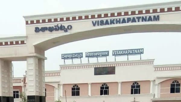 విశాఖ యువతుల మిస్సింగ్ కేసు సుఖాంతం: బెంగళూరులో తేలిన అక్కాచెల్లెళ్లు..