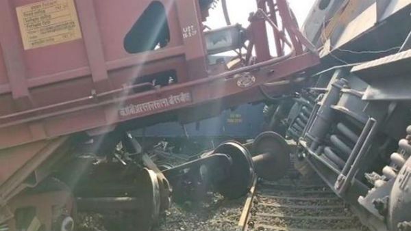 ఎదురెదురుగా ఢీకొన్న రైళ్లు: ముగ్గురు మృతి, శిథిలాల్లో పలువురు