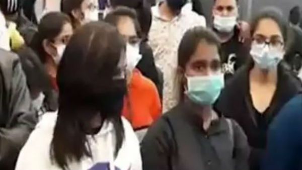 కరోనా: కౌలాలంపూర్ విమానాశ్రయంలో చిక్కుకున్న 300 మంది తెలుగు విద్యార్థులు, వేడుకోలు