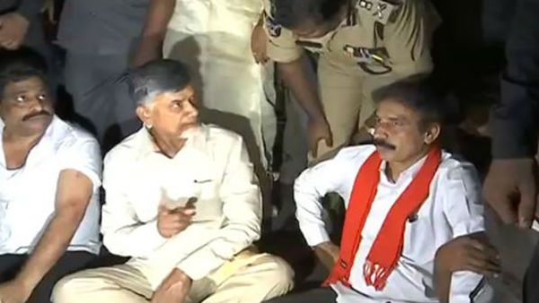 డీజీపీ ఆఫీస్ ఎదుట చంద్రబాబు ధర్నా: ‘యేసుక్రీస్తులా కాపాడాడు’ అంటూ బోండా ఉమ