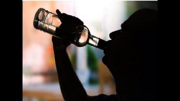 కరోనా వైరస్ దూరం కావాలంటే Bootleg alcoholతాగండి, పుకార్లతో 44 మంది మృతి, బ్యాన్ !