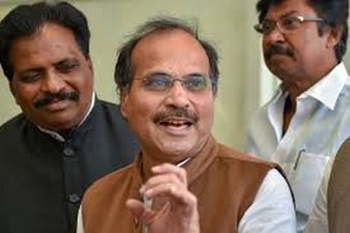 మొబైల్ నంబర్ ఇవ్వండి.. నో చెప్పడంతో వాగ్వివాదం, ఆఫీసు ధ్వంసం...