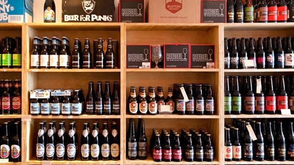 కరోనా టెర్రర్ లోనూ మందుబాబుల మహా తెలివి .. లిక్కర్ కోసం వైన్స్ ముందు అలా...