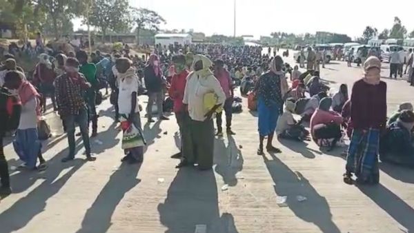 ఏపీ-కర్ణాటక సరిహద్దులో ఉద్రిక్తత.. అనుమతి కోసం 1500 మంది మత్స్యకారుల నిరీక్షణ..