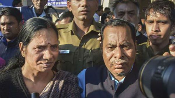 కోర్టులు తమాషా చూస్తున్నాయి: ‘న్యాయం’ఎప్పుడంటూ నిర్భయ తల్లి ఆక్రోశం